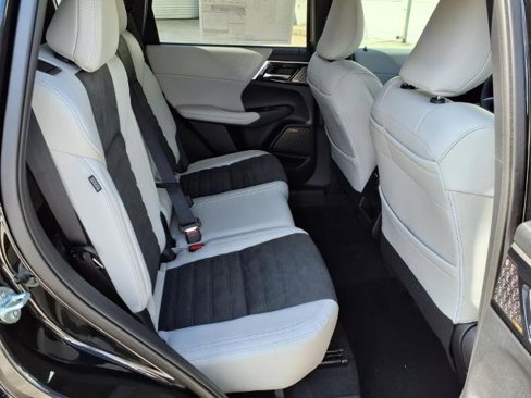 New 2025 Mitsubishi Outlander SE image 10
