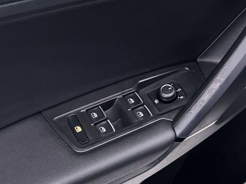 Used 2019 Volkswagen Tiguan SEL image 13