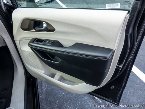 Used 2023 Chrysler Voyager LX image 29