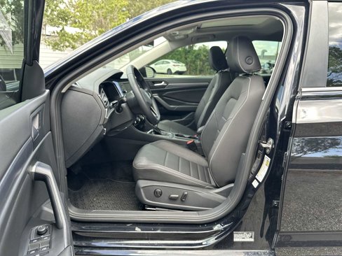 Used 2024 Volkswagen Jetta SE image 2
