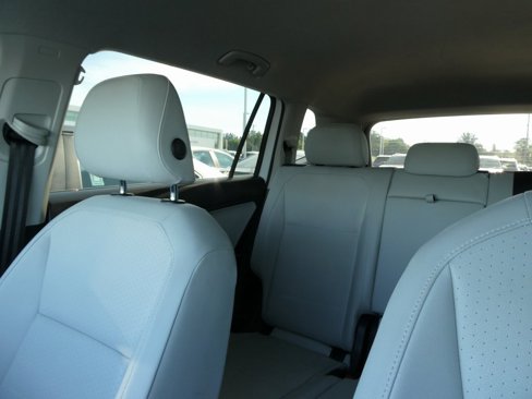 Used 2020 Volkswagen Tiguan SE image 37