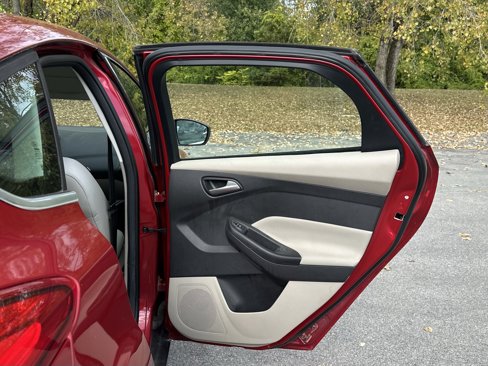Used 2012 Ford Focus SEL w/ SEL/Titanium Winter Pkg image 28
