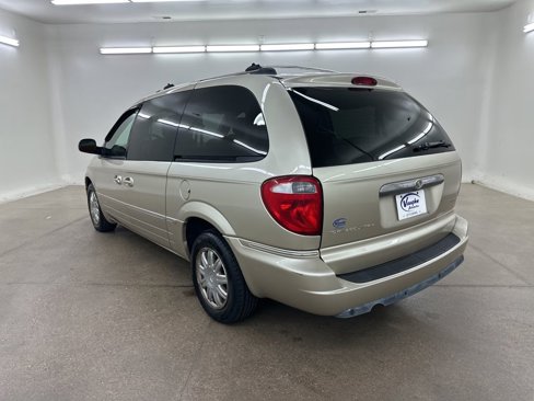 Used 2005 Chrysler Town & Country Limited image 8