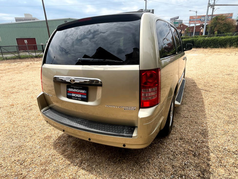Used 2010 Chrysler Town & Country Touring image 9