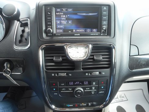 Used 2015 Chrysler Town & Country Touring image 13