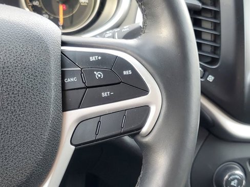 Used 2018 Jeep Cherokee Overland image 18