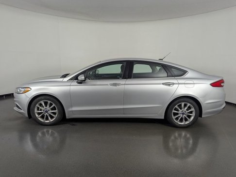 Used 2017 Ford Fusion SE w/ Fusion SE Technology Package image 3