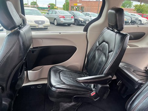 Used 2017 Chrysler Pacifica Touring-L image 15