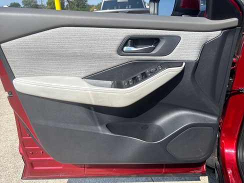 Used 2021 Nissan Rogue SV image 13