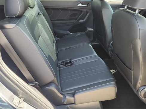 Used 2022 Volkswagen Tiguan SE w/ Panoramic Sunroof Package image 16