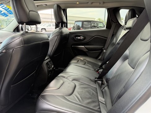 Used 2019 Jeep Cherokee Limited image 27