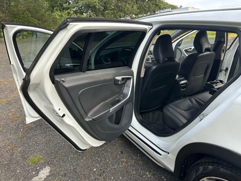 Used 2016 Volvo V60 T5 Cross Country image 24