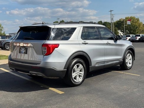 Used 2022 Ford Explorer XLT w/ Equipment Group 202A image 5