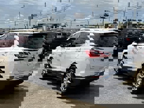 Used 2021 Chevrolet Equinox LT image 3