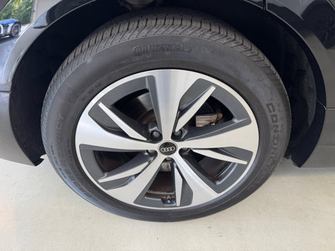 Used 2024 Audi Q8 e-tron Premium image 31