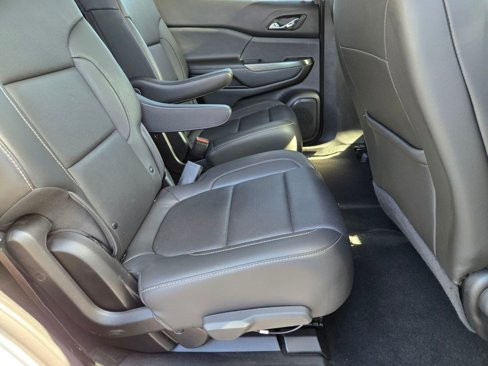 Used 2023 GMC Acadia SLT image 15