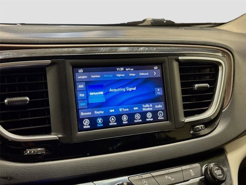 Used 2019 Chrysler Pacifica Touring-L image 14