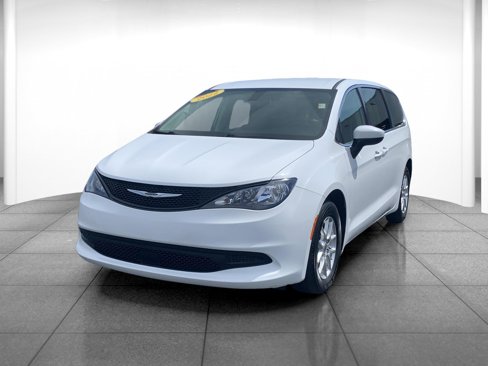 Used 2022 Chrysler Voyager LX image 3