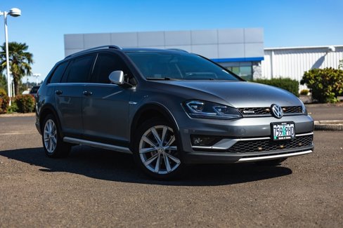 Used 2017 Volkswagen Golf Alltrack image 1