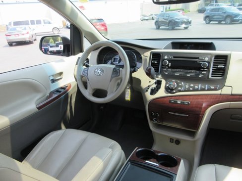 Used 2013 Toyota Sienna XLE image 22