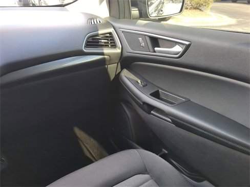 Used 2020 Ford Edge SE image 19
