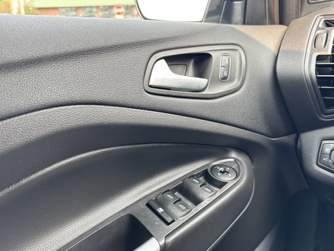 Used 2018 Ford Escape SE image 25