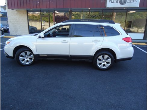 Used 2010 Subaru Outback 2.5i Premium image 9