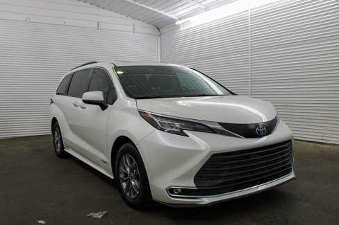 Used 2021 Toyota Sienna XLE image 1