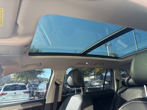 Used 2022 Volkswagen Tiguan SE w/ Panoramic Sunroof Package image 10