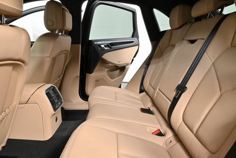 Certified 2025 Porsche Macan image 15