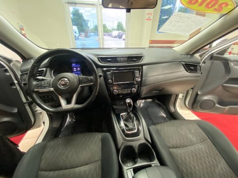 Used 2018 Nissan Rogue SV image 19