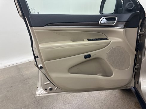 Used 2015 Jeep Grand Cherokee Limited w/ Luxury Group II image 30