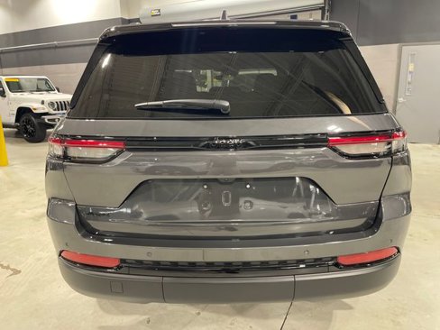 New 2025 Jeep Grand Cherokee Altitude image 9
