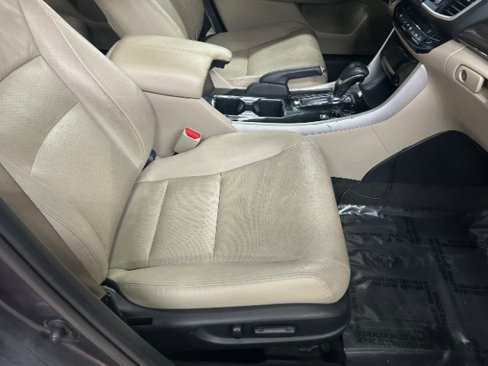 Used 2017 Honda Accord Touring image 11