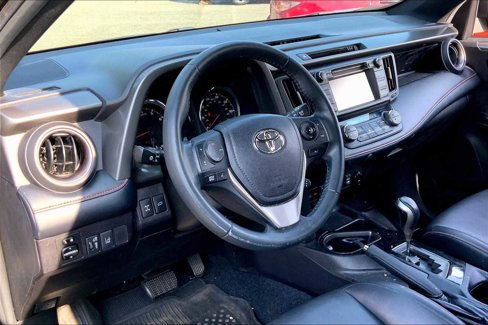 Used 2018 Toyota RAV4 SE image 17