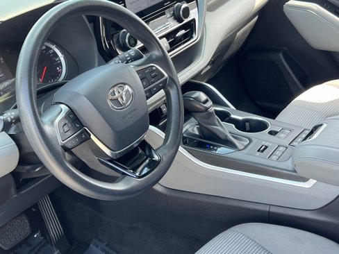 Used 2021 Toyota Highlander L image 32
