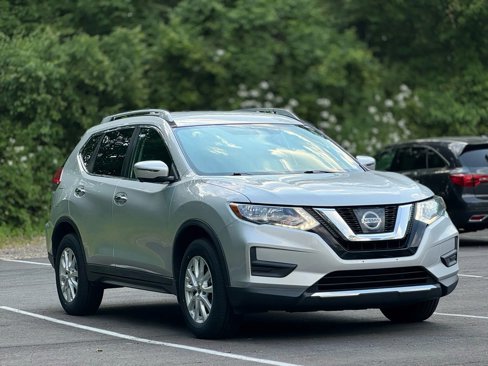 Used 2017 Nissan Rogue SV image 3