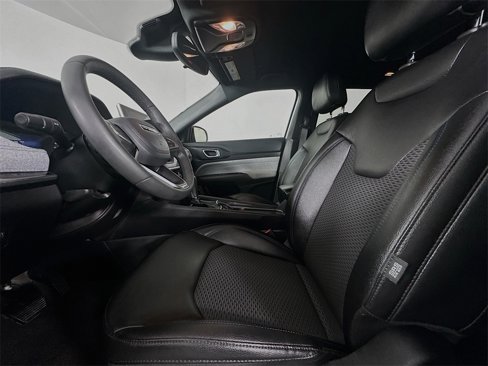 Used 2024 Jeep Compass Latitude image 17