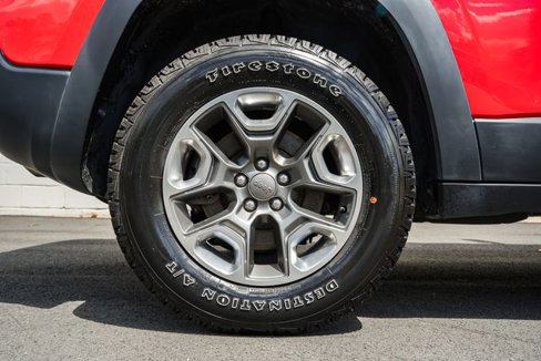 Used 2019 Jeep Cherokee Trailhawk image 24