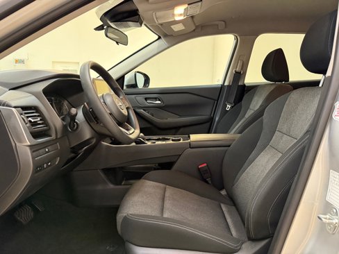 Used 2024 Nissan Rogue SV image 5
