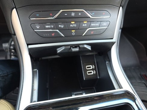 Used 2019 Ford Edge SEL image 27