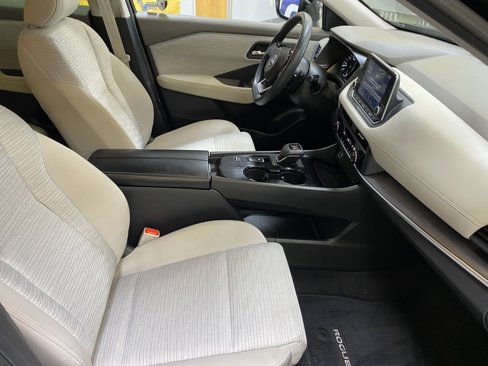 Used 2023 Nissan Rogue SV image 25