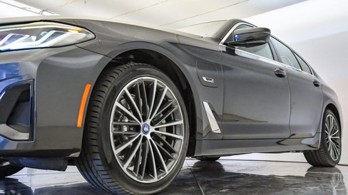 Certified 2022 BMW 530e w/ Executive Package image 10