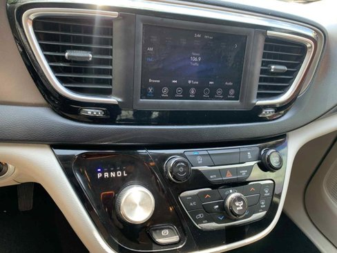 Used 2020 Chrysler Voyager L image 13