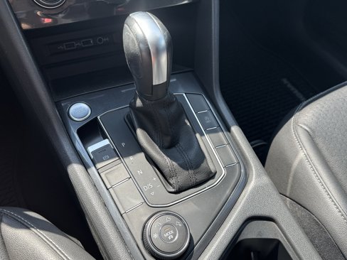 Used 2020 Volkswagen Tiguan SE image 16