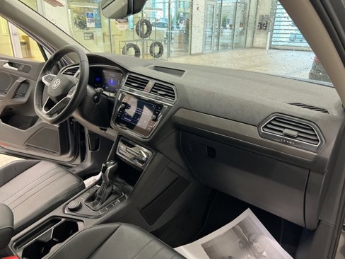 Used 2023 Volkswagen Tiguan SE w/ Panoramic Sunroof Package image 25