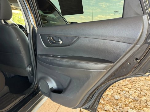 Used 2019 Nissan Rogue SV image 23