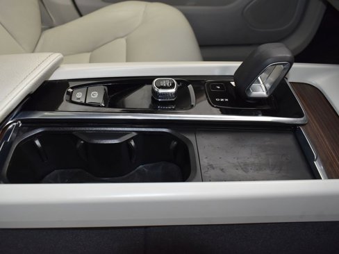 Used 2022 Volvo XC60 B5 Momentum w/ Climate Package image 27