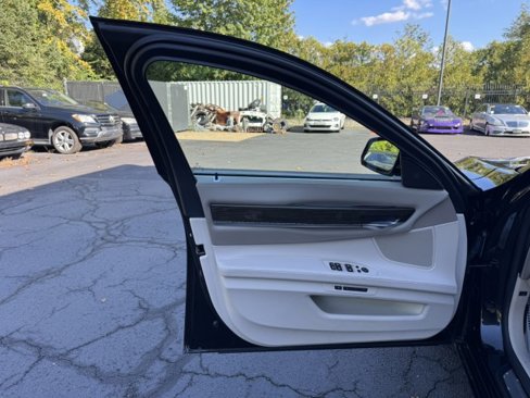 Used 2013 BMW 750i xDrive image 19