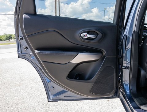 Used 2019 Jeep Cherokee Latitude w/ Popular Appearance Group image 12